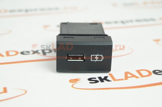 USB розетка для задних пассажиров в подлокотник на Лада Веста, Икс Рей, Ларгус FL_1
