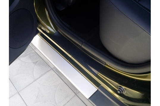 Накладки в проемы задних дверей «KART RS» для Renault Sandero 2009-14_1