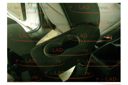 Подлокотник водительского сиденья с подстаканниками на Шевроле/Лада Нива 2123_1