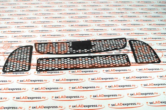 Комплект решеток бампера и радиатора заводские, черные на Лада Калина Спорт_1