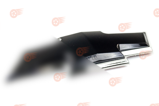 Шильдик на решетку радиатора нового образца, черный лак на Шевроле Нива с 2009 г.в._1