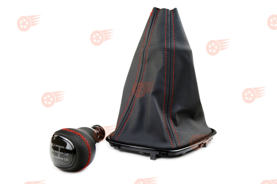 Ручка КПП в стиле Vesta с пыльником, черные лаковые вставка и рамка, красная строчка Sal-Man на Лада Приора 2 с тросовым приводом_1